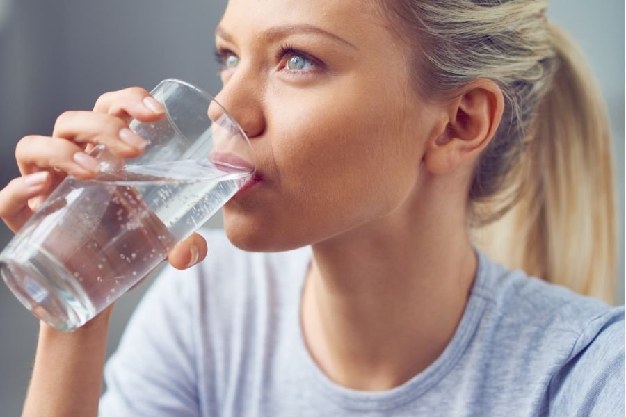 Beber mucha agua para mantener la piel sana